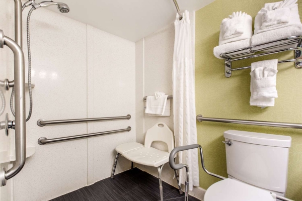 COMFORT INN AND SUITES OCEANFRONT (Virginia Beach)